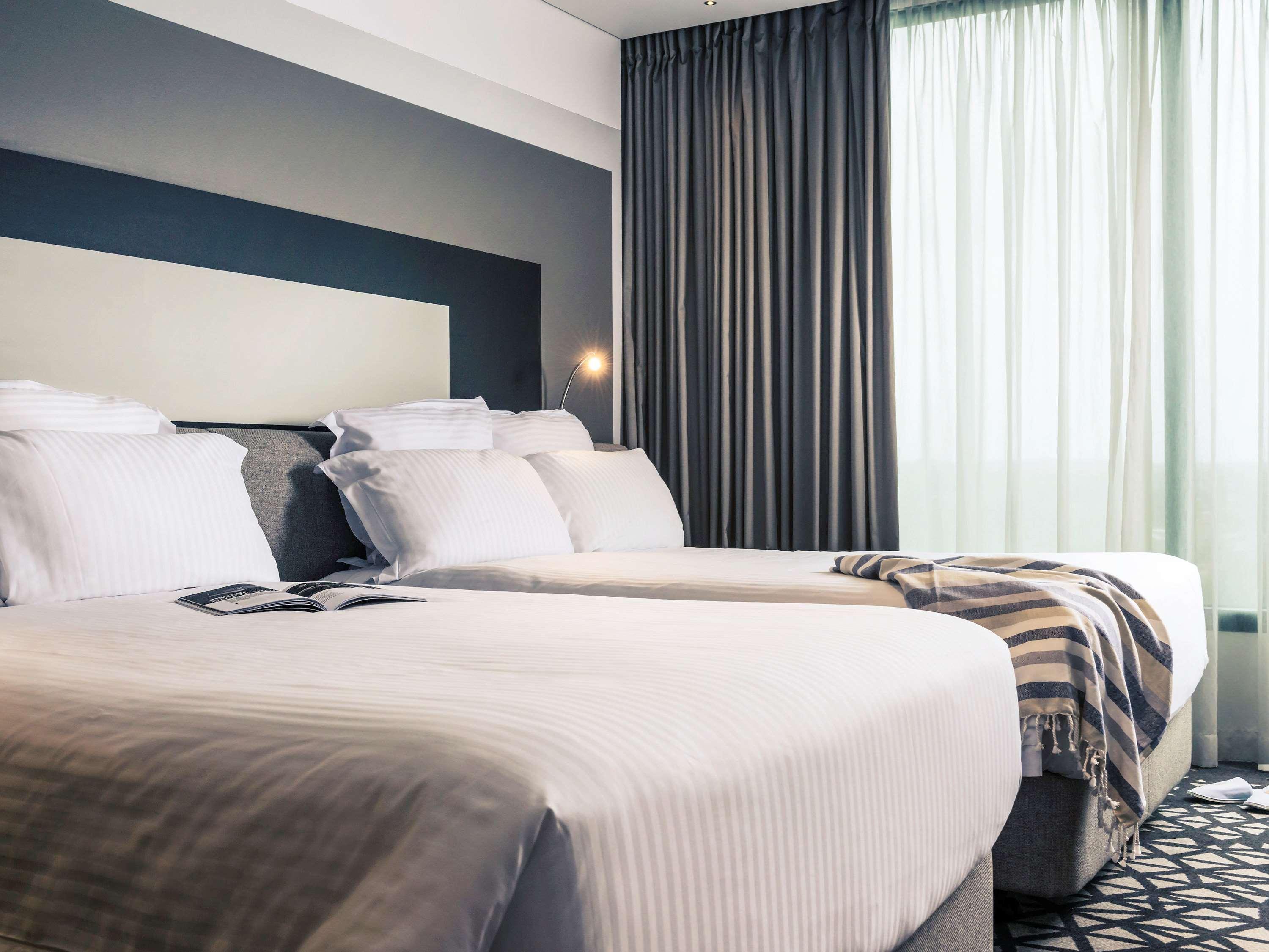 Pullman Sydney Airport Hotel Kültér fotó A room at Novotel