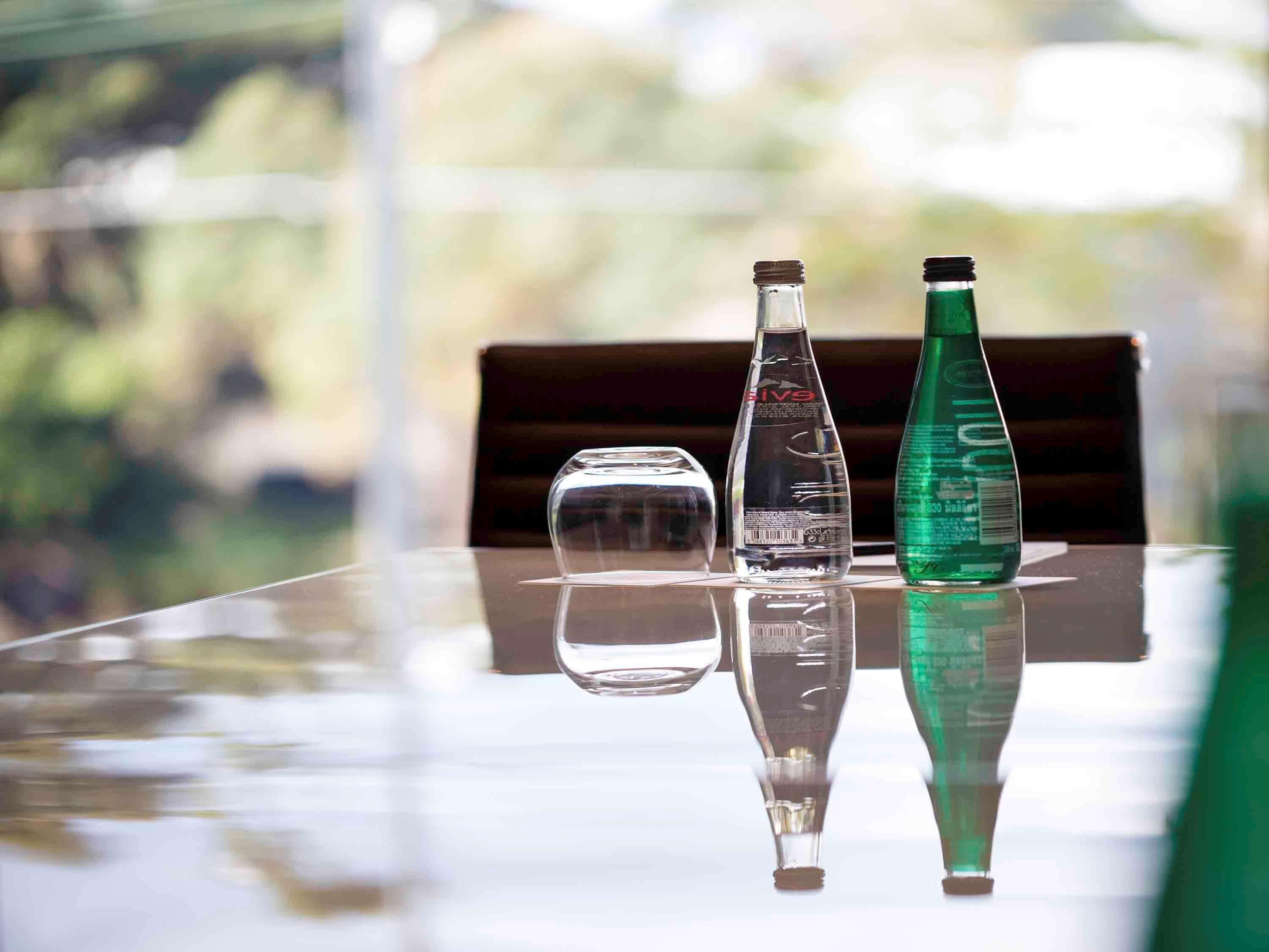 Pullman Sydney Airport Hotel Kültér fotó Bottles of S. Pellegrino
