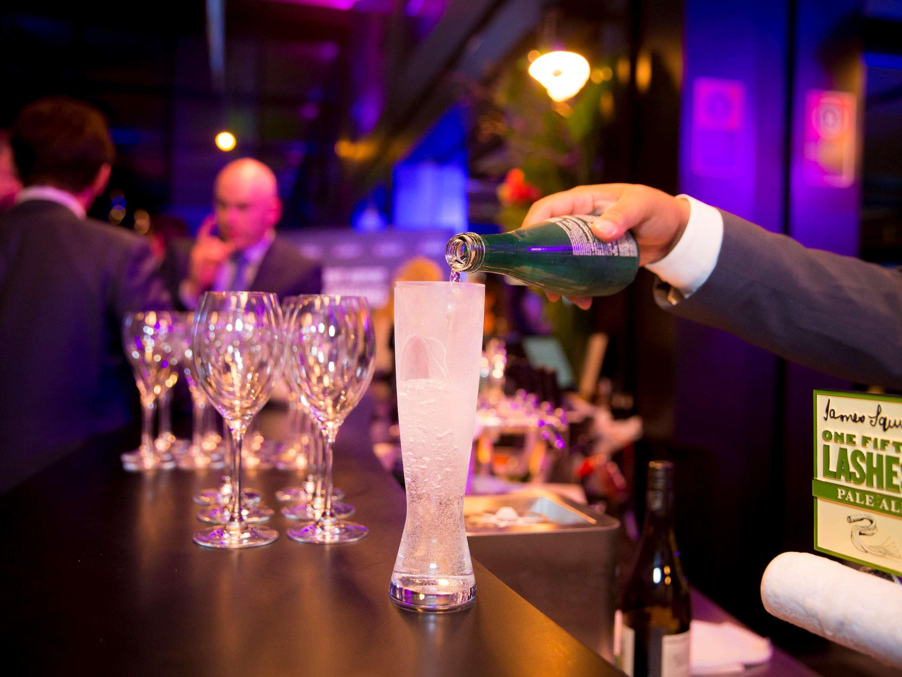 Pullman Sydney Airport Hotel Kültér fotó A bartender pouring champagne