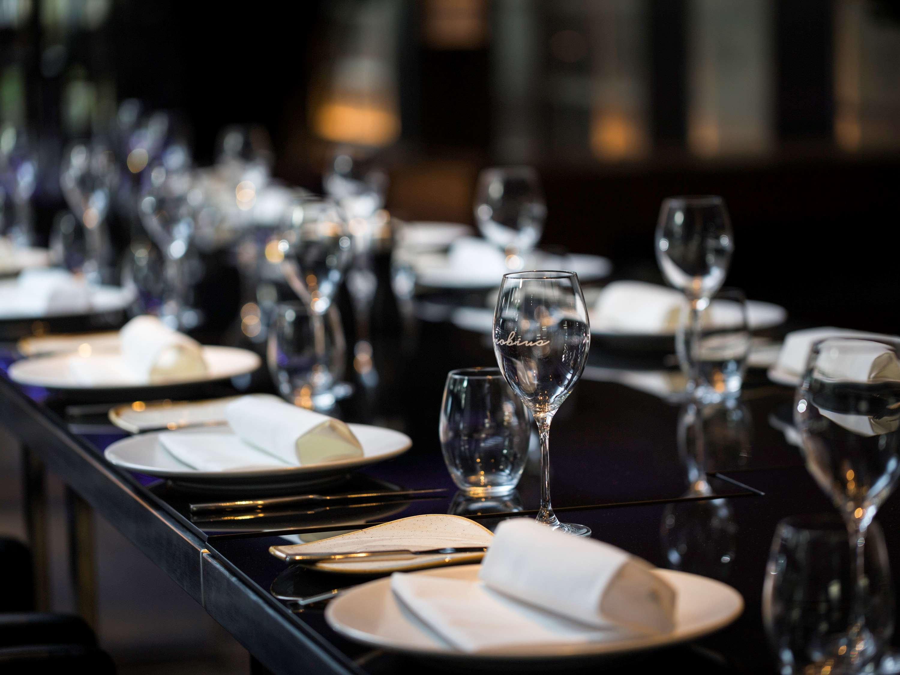 Pullman Sydney Airport Hotel Kültér fotó A table set for fine dining