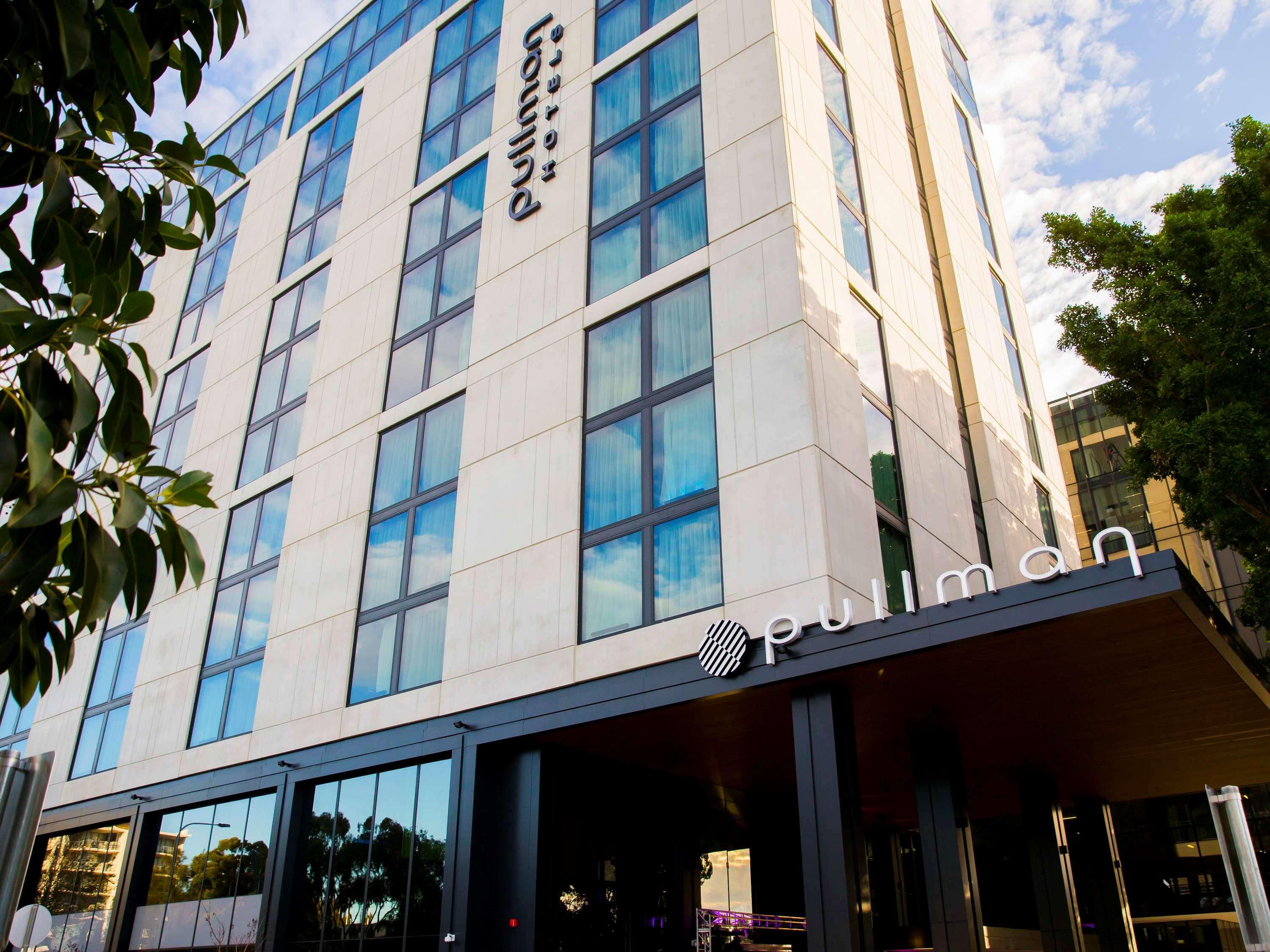 Pullman Sydney Airport Hotel Kültér fotó The Pullman Hotel in 2012