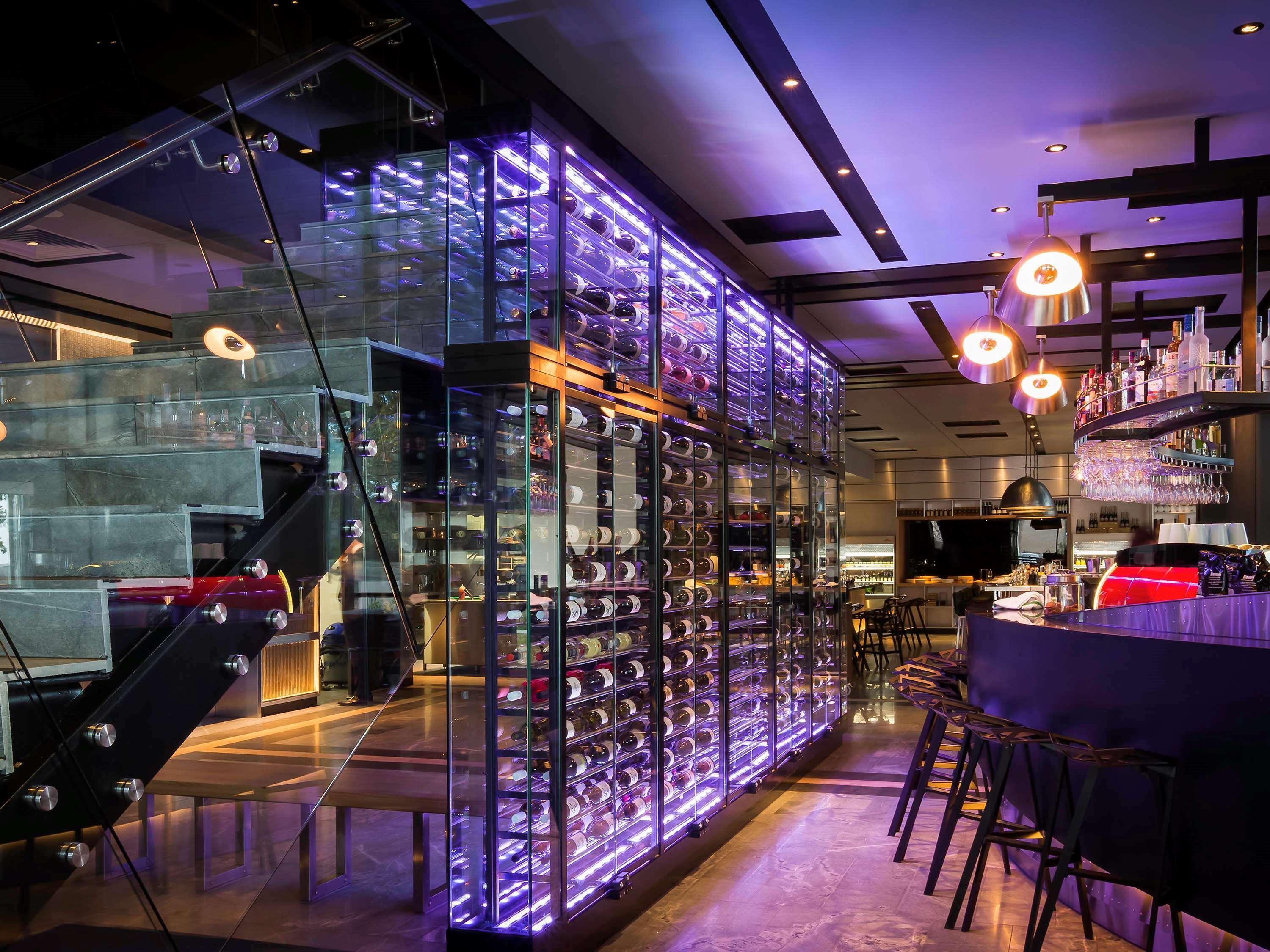 Pullman Sydney Airport Hotel Kültér fotó Wine display at the bar