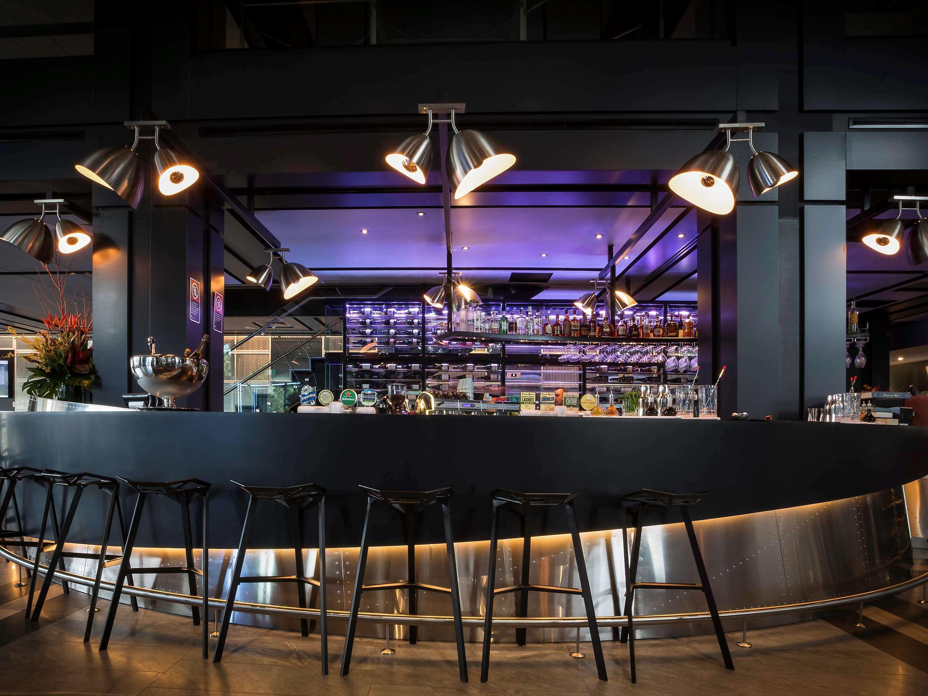 Pullman Sydney Airport Hotel Kültér fotó The bar at the restaurant