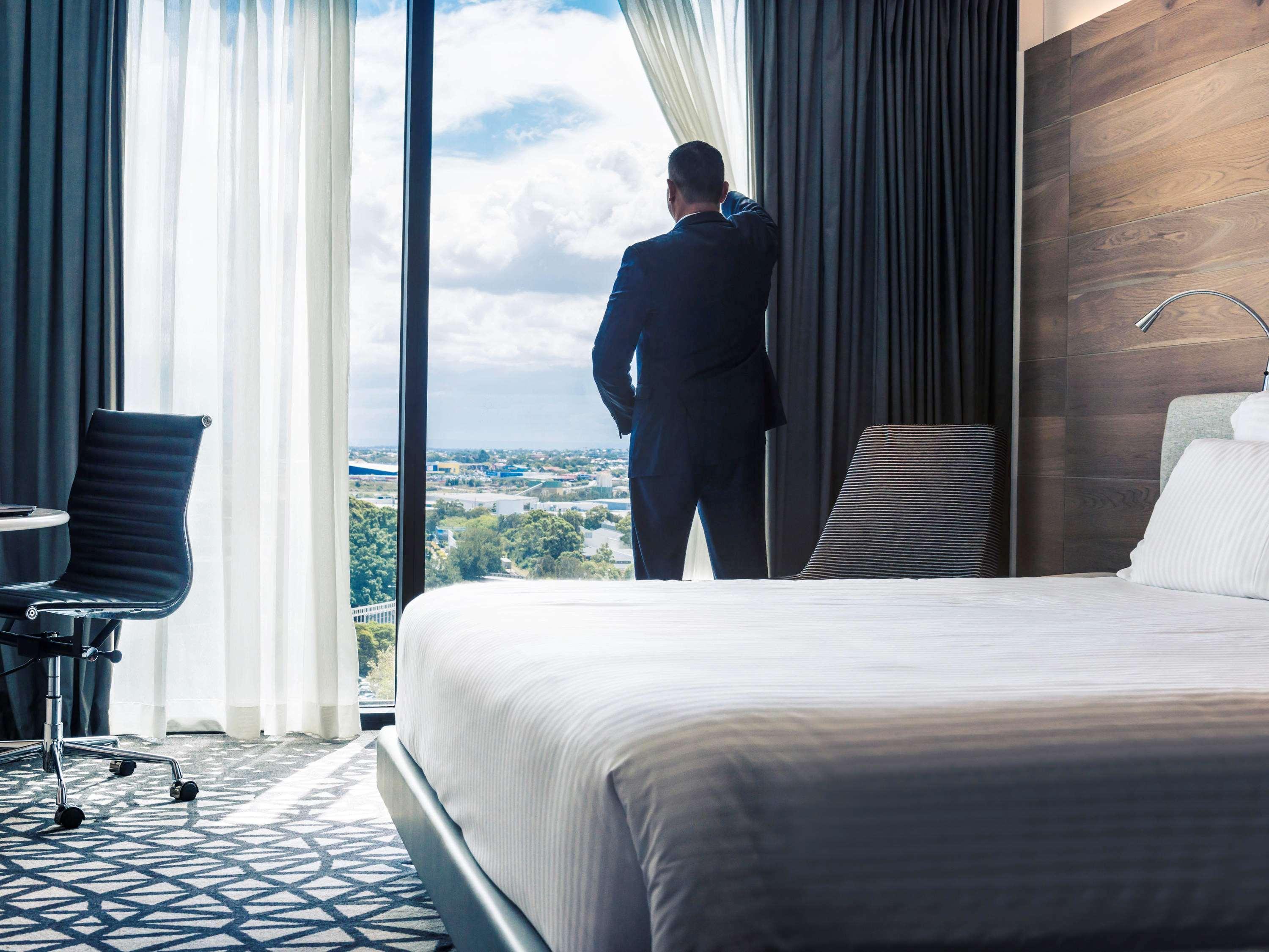 Pullman Sydney Airport Hotel Kültér fotó A guest room at the hotel