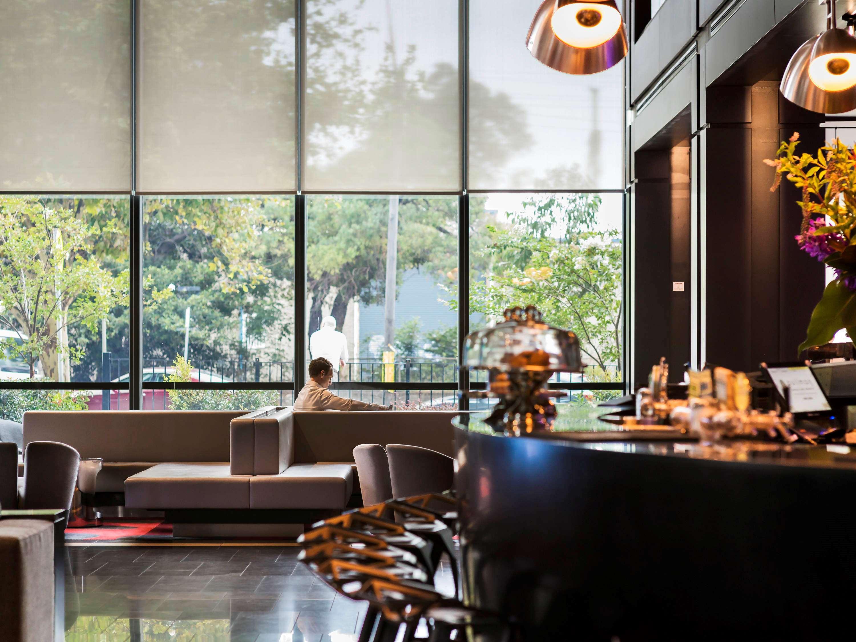 Pullman Sydney Airport Hotel Kültér fotó The bar at the hotel