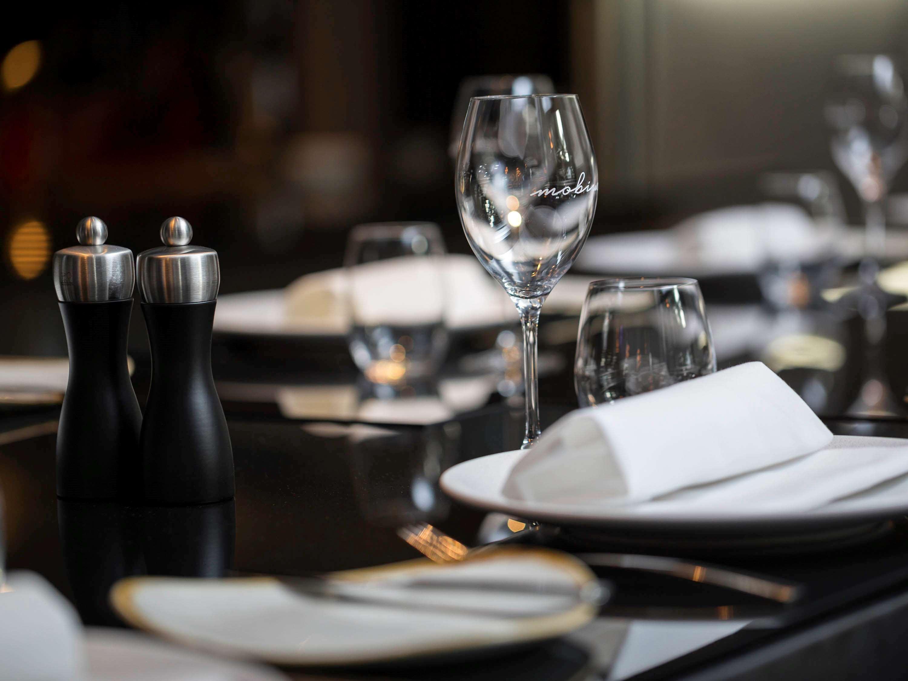 Pullman Sydney Airport Hotel Kültér fotó A restaurant table set for service