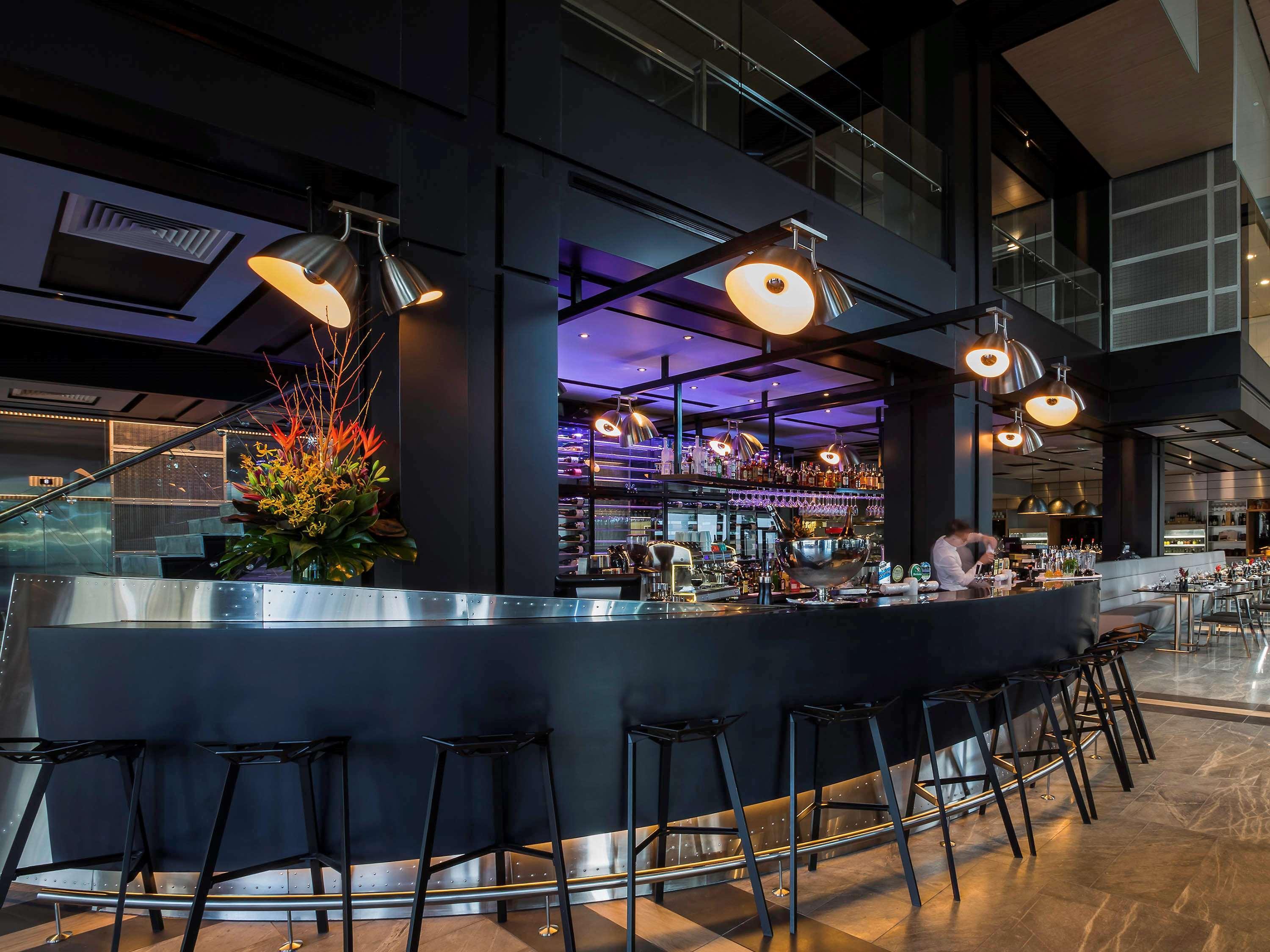 Pullman Sydney Airport Hotel Kültér fotó The bar at the restaurant