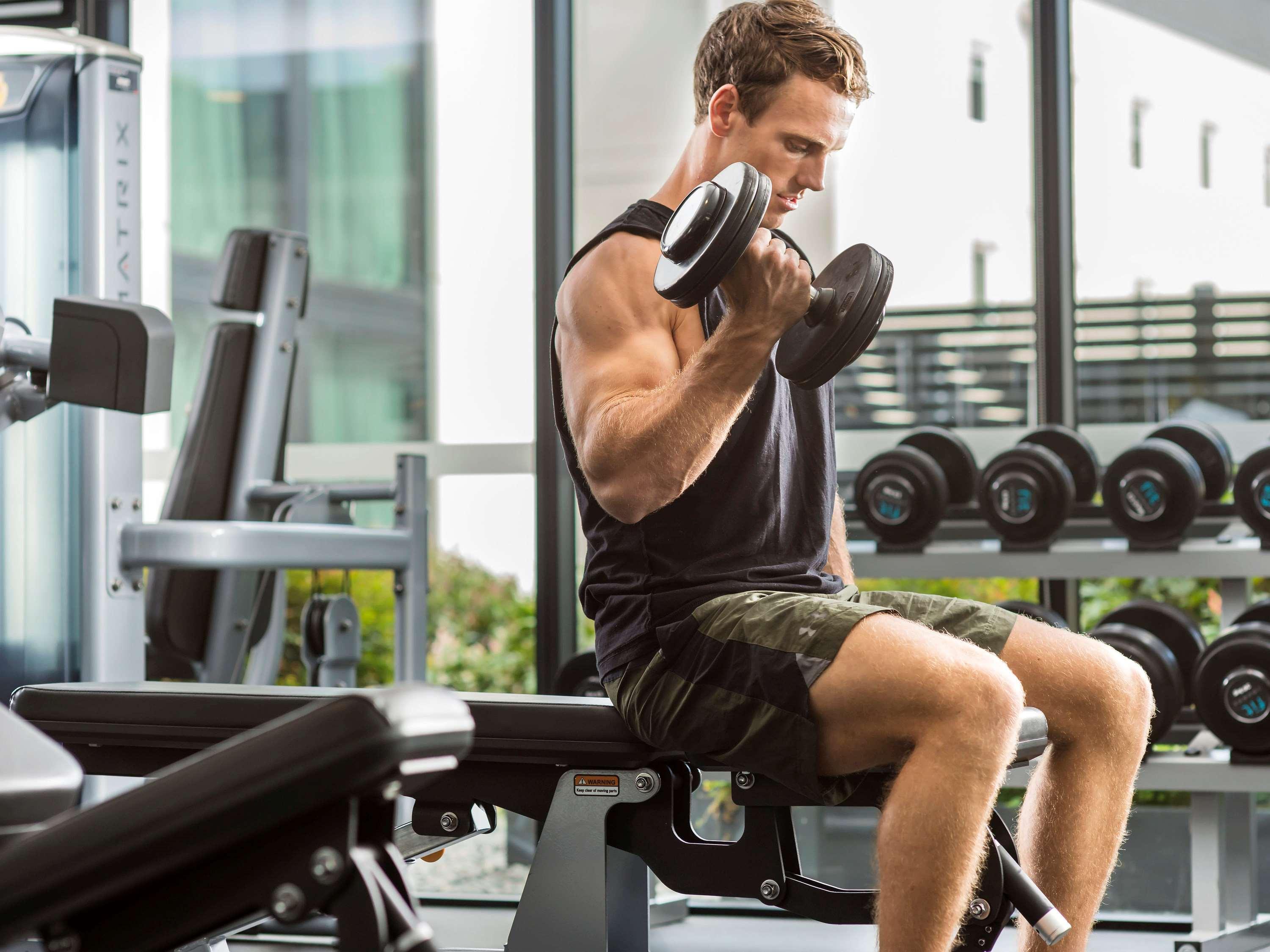 Pullman Sydney Airport Hotel Kültér fotó A bodybuilder training with dumbbells