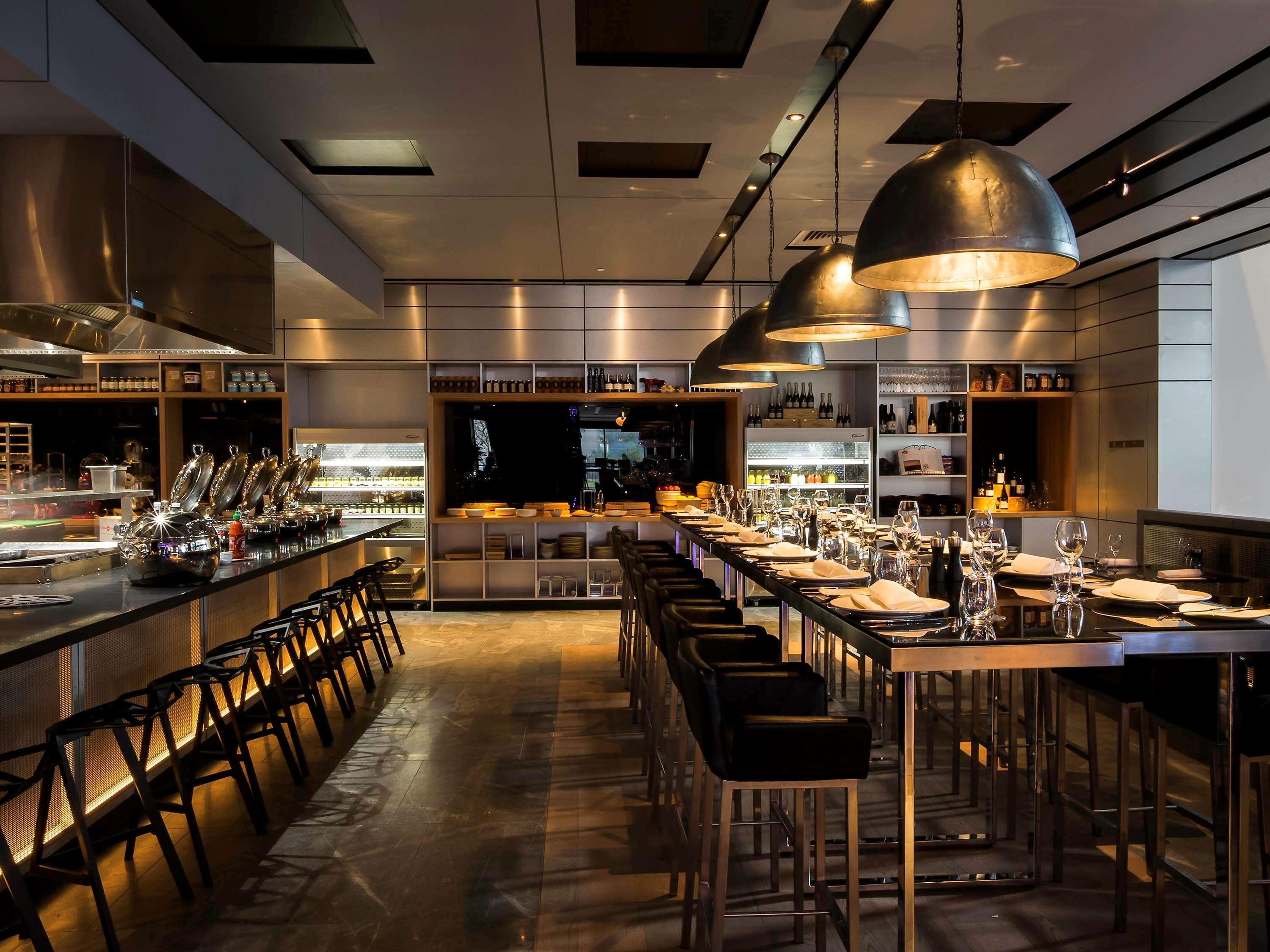 Pullman Sydney Airport Hotel Kültér fotó Interior of the restaurant