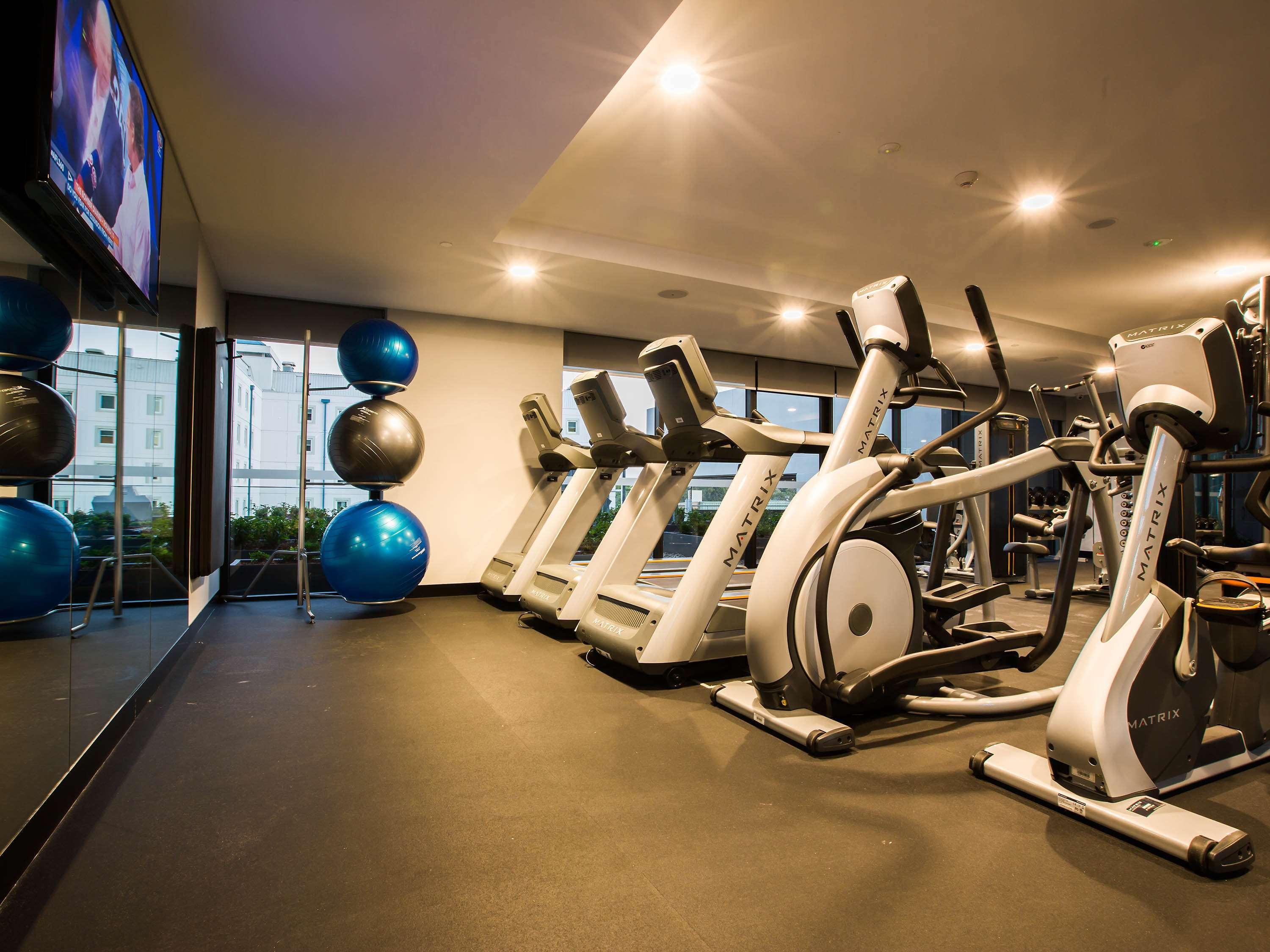 Pullman Sydney Airport Hotel Kültér fotó The gym at the hotel