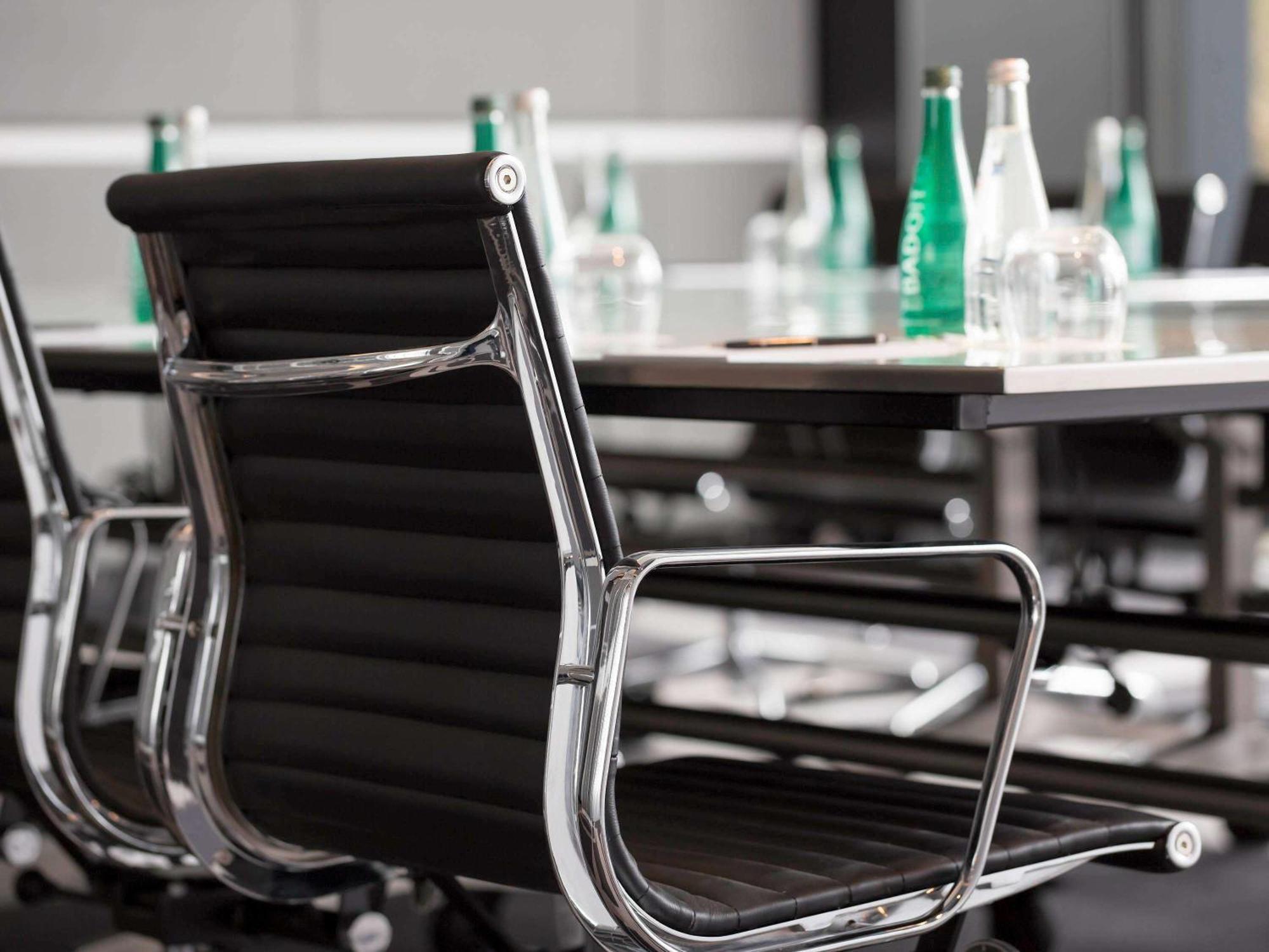 Pullman Sydney Airport Hotel Kültér fotó S 64 chair