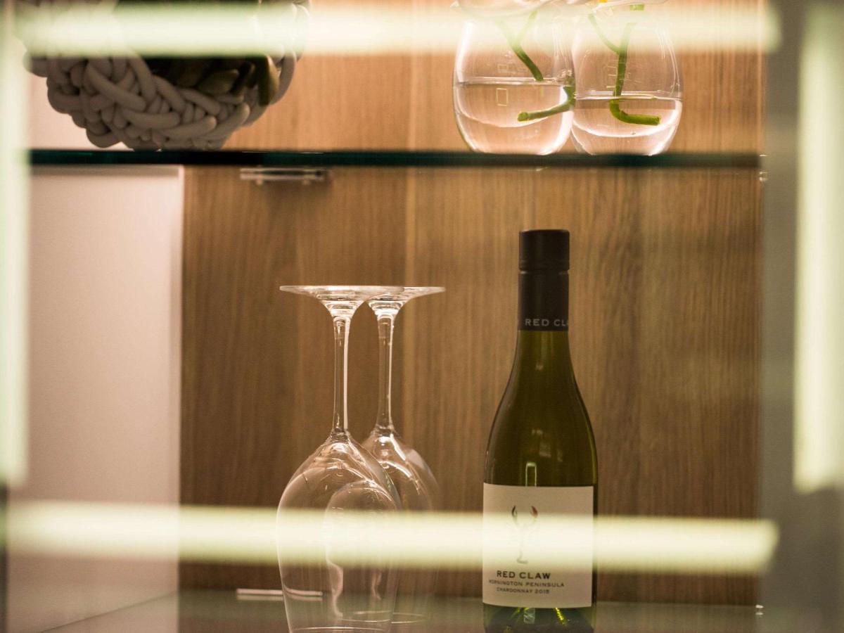 Pullman Sydney Airport Hotel Kültér fotó A bottle of wine in a hotel room