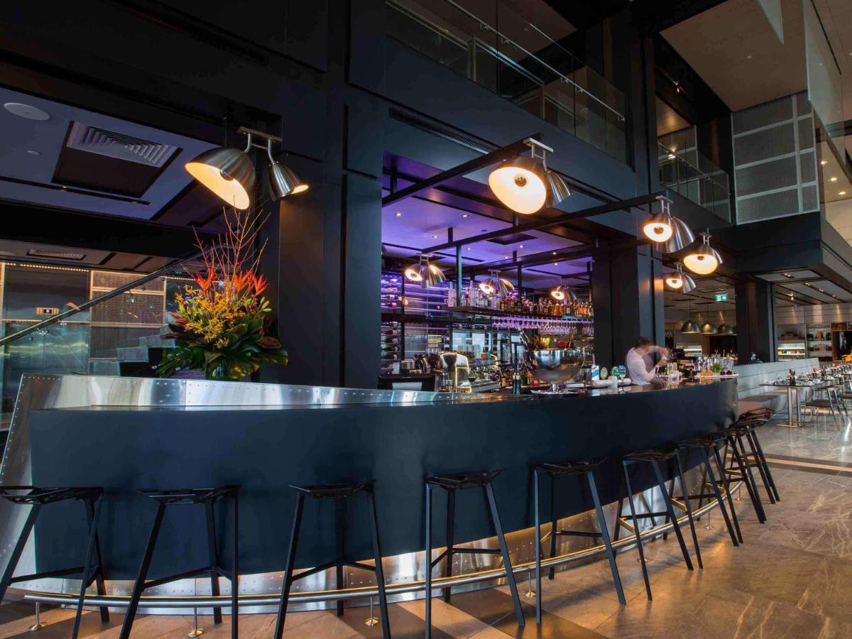 Pullman Sydney Airport Hotel Kültér fotó The bar at the restaurant